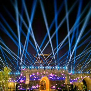 ไฟเวทีแบบเคลื่อนย้ายได้ LED กันน้ำมาตรฐาน IP65 พร้อมแสงสีขาวและเอฟเฟกต์ฉายภาพแบบอินเทอร์แอคทีฟสำหรับงานเทศกาล - Product Image 1