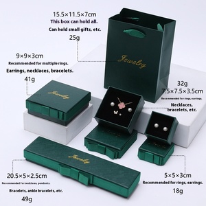 Boîte à bijoux carrée vert foncé à motif, en stock, pour l'emballage de bagues, colliers, boucles d'oreilles et bracelets - Product Image 6