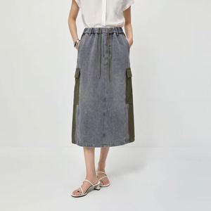 Falda midi cargo de mezclilla para mujer, azul lavado, con patchwork, bolsillos con solapa en contraste, cintura elástica con cordón, abertura trasera, venta al por mayor - Product Image 5