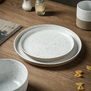 Prix compétitif OEM assiettes rondes en argile non émaillées service de table de luxe en porcelaine plats en céramique