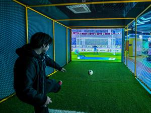 Simulador de fútbol interior Juego de proyección DE FÚTBOL interactivo para niños Centro de entretenimiento y parque trampolín - Product Image 3