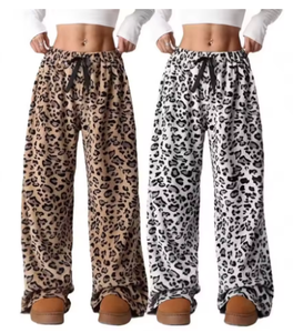 Pantalon en flanelle imprimé léopard pour femme, coupe large, respirant, style streetwear décontracté, avec cordon de serrage, collection automne-hiver, 100% flanelle - Product Image 1
