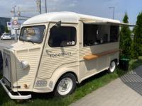 Camion de restauration mobile vintage blanc personnalisé avec étagère à desserts aux fleurs comestibles, comptoir à café gastronomique pour marché aux fleurs