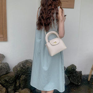 Bolso de mano coreano para mujer, ligero y moderno, con cierre de corazón en material PU, muy vendido. - Product Image 4