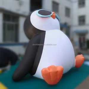 Lovely giant lighting inflatable penguin for outdoor decoration