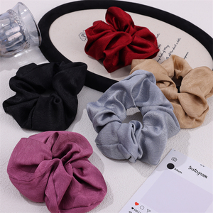 Bán Buôn Satin Vải Scrunchies Lớn Mượt Tóc Quan Hệ Tóc Phụ Kiện Cho Phụ Nữ Cô Gái Tóc Đàn Hồi Đuôi Ngựa Scrunchy - Product Image 3
