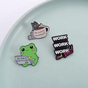 Broche de revers en alliage de zinc en gros, motif grenouille exécutant des tâches bizarres, badge amusant, café, pour bijoux, cadeau, nickel noir plaqué UV - Product Image 2