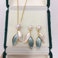 SHDIYAYUN Nouveauté Ensemble de bijoux plaqué or 18 carats avec perles d'eau douce naturelles, motifs feuilles colorées Morandi : boucles d'oreilles, collier et bagues