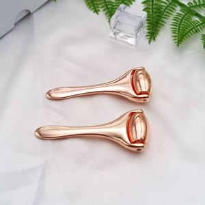 Rouleau de massage facial portable pour le soin de la peau, rouleau facial rafraîchissant pour aider à réduire les gonflements, à raffermir et à soulager la fatigue - Product Image 3