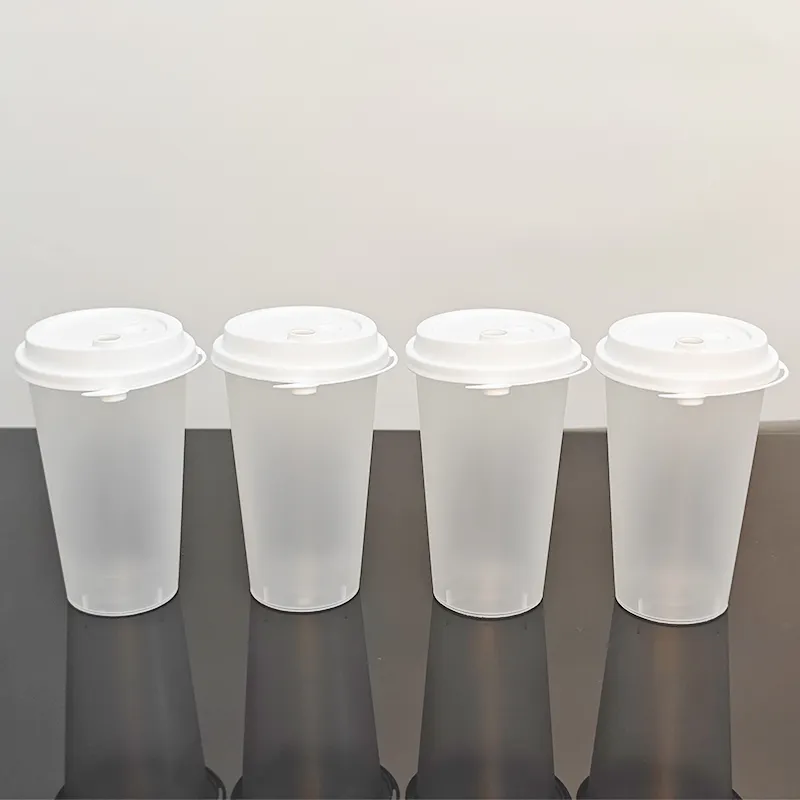 ढक्कन के साथ 17 ऑउंस 500 मिलीलीटर साफ़ प्लास्टिक कप, कोल्ड ड्रिंक मिल्कशेक स्मूथी आइस्ड हॉट कॉफी के लिए स्ट्रॉ स्लॉट ढक्कन के साथ डिस्पोजेबल कप