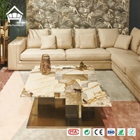 Table basse de luxe multi-niveaux en métal avec dalles de pierre empilées et colonnes dorées – Solution complète pour l'ameublement de salons de villas