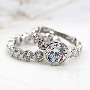 Ensemble de deux bagues en zircon étincelant pour femmes, bijoux élégants et luxueux pour mariage - Product Image 1