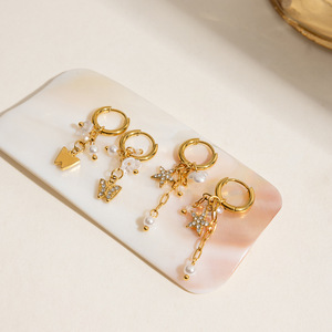 Pendientes de Aro con Perlas, Colgante de Mariposa y Estrella en Tono Dorado con Circonita y Perla para Uso Diario - Product Image 4