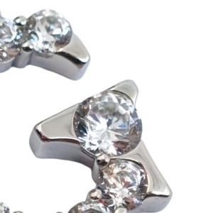 จี้ตัวอักษรเงินแท้ 925 รุ่นคลาสสิกจาก UM Jewelry สำหรับผู้หญิง เด็ก ของขวัญวันครบรอบ วันแต่งงาน และโอกาสพิเศษต่างๆ - Product Image 5