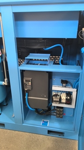 เครื่องอัดอากาศแบบสกรูโรตารี่ชนิดความเร็วคงที่ 7.5 กิโลวัตต์ ระบายความร้อนด้วยอากาศ เงียบ พร้อมเครื่องยนต์และตลับลูกปืน 8 บาร์ สำหรับอุตสาหกรรมทั่วไป - Product Image 4