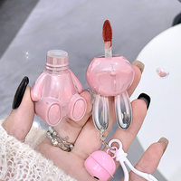 Gros lapin poudre lèvres crème rouge à lèvres Cosmétique surface mate délicate apparaît blanc et couleur Cosmétique