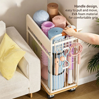 Étagère de rangement multi-compartiments moderne sur pied pour salle de sport à domicile avec panier latéral amovible, support pour tapis de yoga, chariot et roues