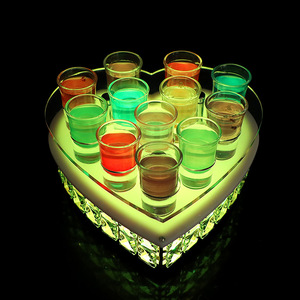 Soporte para Vasos de Chupito en Forma de Corazón de Acrílico con Base de Cristal para Uso en Bares y Fiestas - Product Image 4