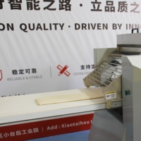 Machine automatique à rouler la pâte à pâtisserie avec fonction de saupoudrage de farine et de pliage de la pâte