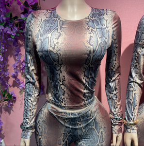 ชุดเซ็กซี่ 2 ชิ้น สำหรับผู้หญิง ลายงู แขนยาว เสื้อครอป+กางเกงขาสั้นเข้าชุด ชุดกลางคืน - Product Image 3