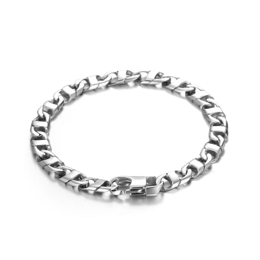 Le bracelet en acier mesure environ 21,5 cm de longueur.