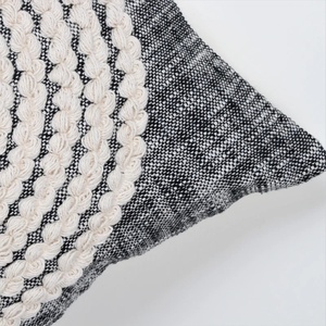 ปลอกหมอนอิงลายทัฟท์สไตล์โบโฮ สีดำและสีงาช้าง สำหรับตกแต่งบ้าน - Product Image 3