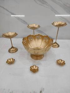 Nouveauté Diyas en métal faits à la main pour le mariage et la décoration de Diwali forme ronde Diya Urli design élégant fabriqué à la main - Product Image 2