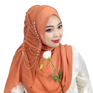 Atacado Pérola Premium Chiffon Sólido Muçulmano Hijab instantâneo Árabe Pregar com frisado Design Muçulmano voile foulard hijab das Mulheres