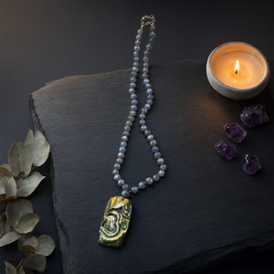 Mala de cuentas de labradorita hecha a mano con colgante Om de labradorita - Abraze la armonía espiritual y la protección - Product Image 3