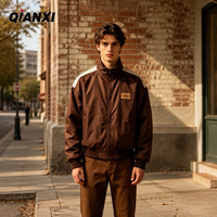 Blouson de coach de course pour hommes en gros, marron, à blocs de couleur, imprimé graphique vintage, logo personnalisé, col montant, style streetwear décontracté