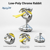 Sculpture de lapin géométrique en acier inoxydable poli miroir, à faible polyvalence, avec écharpe jaune, art métallique abstrait, objet d'art distinctif, fabrication sur mesure