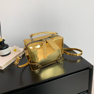 Sac à main en cuir PU tendance. Décoré. La doublure est en polyester. Conçu par un designer de luxe.3076 - Product Image 4