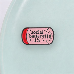 Épinglette en émail personnalisée Social Battery rose, badge métallique 1 %, épinglette de revers pour introverti souffrant d'anxiété, cadeau de bijouterie créatif - Product Image 3