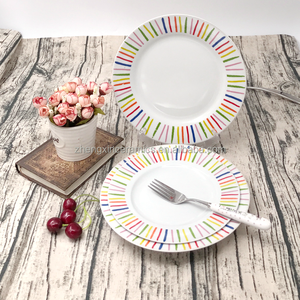 Set di 18 Piatti Fondi Rotondi in Ceramica Bianca con Bordo Colorato, Stile Moderno e Semplice, per Hotel, Ristoranti, Cene, Feste e Matrimoni - Product Image 2