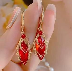 Boucles d'oreilles en alliage de style français, luxe léger, plaqué or, zircon, feuille, pour l'anniversaire des femmes - Product Image 4