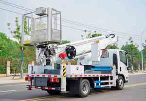 Camion nacelle articulée Isuzu avec bras pliant, nacelle élévatrice, véhicule de travail en hauteur, plateforme de travail aérien, élévateur de personnel, engin aérien - Product Image 5