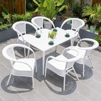 Gartengarnitur aus Kunststoff: Geflochtene PVC-Sessel, Aluminiumrahmen, Weiße Esszimmerstühle aus Rattan für Terrasse und Außenbereich