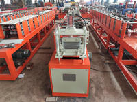 Panneau de plafond en métal formant la machine