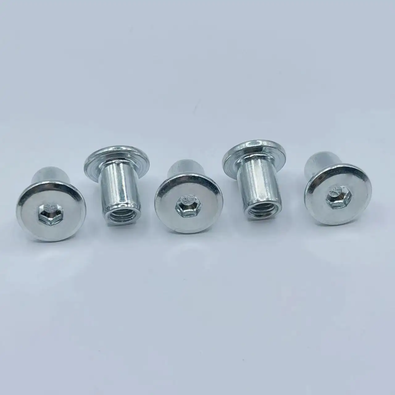 Sujetadores de muebles de acero de alta calidad con revestimiento de zinc blanco Inserto de tuercas de M6x15mm para una fijación segura