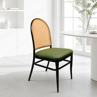 Chaise de salle à manger professionnelle style bistrot français avec dossier médaillon, cadre en métal vintage à dossier arqué, assise rembourrée verte pour café