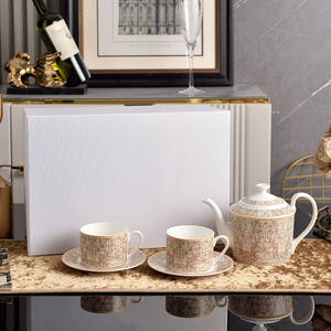 Ensemble tasse à café et soucoupe en porcelaine fine pour usage domestique - Série Ciel Étoilé Rose avec motif de couple de dessins animés - Product Image 1