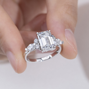 Bague de fiançailles Messi Jewelry MSR-2098 en or 18 carats avec diamant de laboratoire taille émeraude - Product Image 2