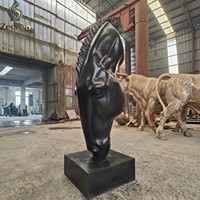 Sculpture de tête de cheval d'art moderne personnalisée, finition classique demi-coupe et vieillie, moulée pour la décoration des cours de villas et d'hôtels