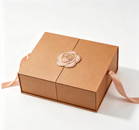 Boîte cadeau de luxe en carton rigide recyclable à double porte magnétique avec logo métallique Camélia, poignée en ruban personnalisée et foulard imprimé quadricolore