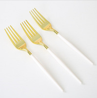 Couverts jetables de qualité supérieure avec des têtes de cuillères, fourchettes et couteaux dorées polies et des manches noirs durables pour une utilisation en soirée