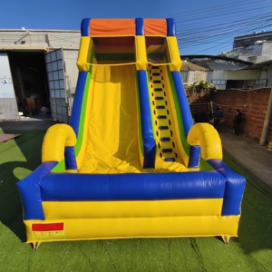 Château gonflable commercial Yuedong avec toboggan aquatique double piste et zone de saut - Product Image 1