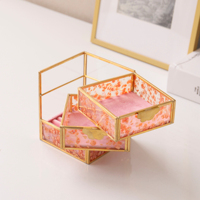 Boîte à bijoux en verre personnalisée avec cadre en métal doré, plateaux en velours rose et emplacements pour bagues, pour le rangement et la présentation de bijoux