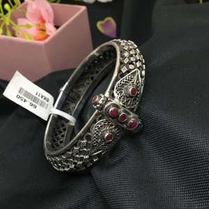 Brazalete Kada oxidado de diseñador para trajes étnicos de mujer - Product Image 1