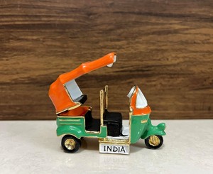 Nirmala Handicrafts TUK TUK (AUTO) de Latón para Decoración Moderna y Lujosa del Hogar, Adorno Colgante Decorativo para Interiores - Product Image 1