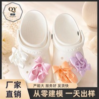 Porte-clés personnalisé en forme de chaussure de ballet avec pompon moelleux, breloque en satin, pendentif perlé, accessoire mignon pour porte-clés de danse